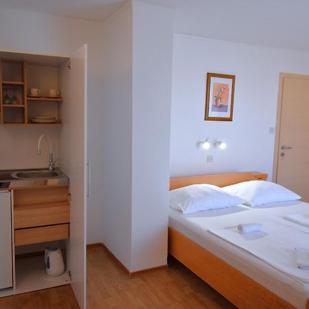 Guest House Sandra Rab Town Bagian luar foto
