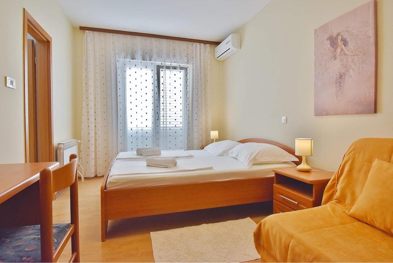 Guest House Sandra Rab Town Bagian luar foto