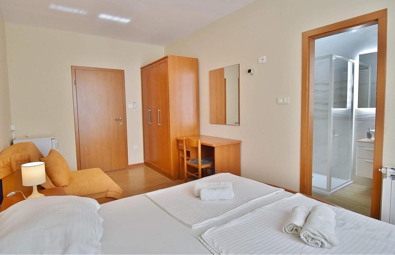 Guest House Sandra Rab Town Bagian luar foto