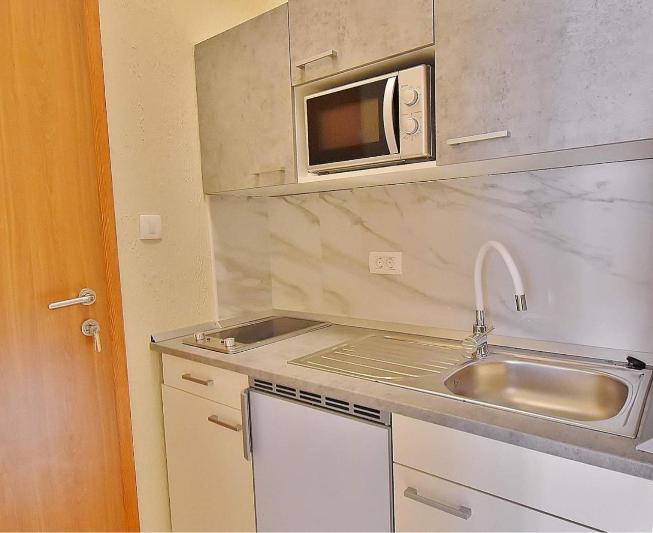 Guest House Sandra Rab Town Bagian luar foto