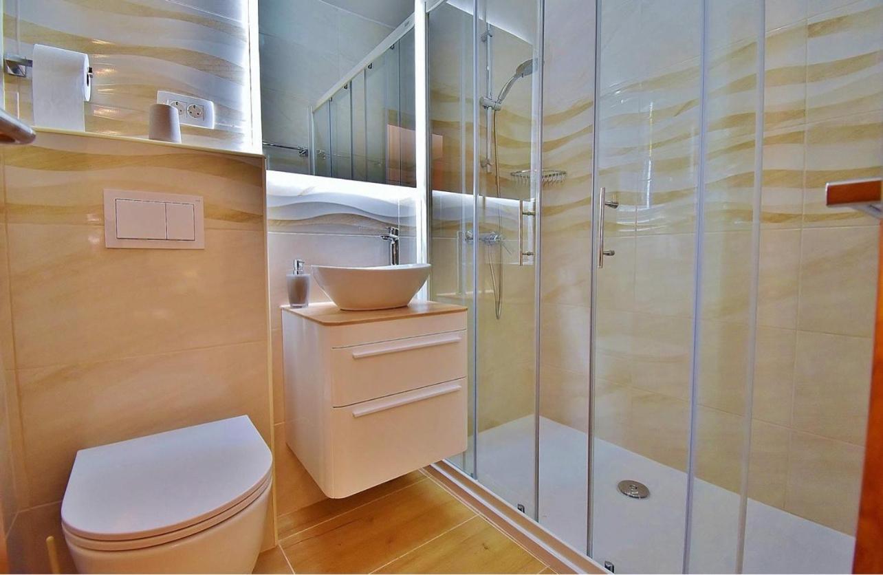 Guest House Sandra Rab Town Bagian luar foto