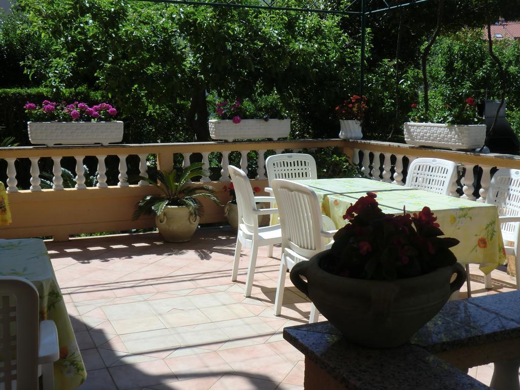 Guest House Sandra Rab Town Bagian luar foto