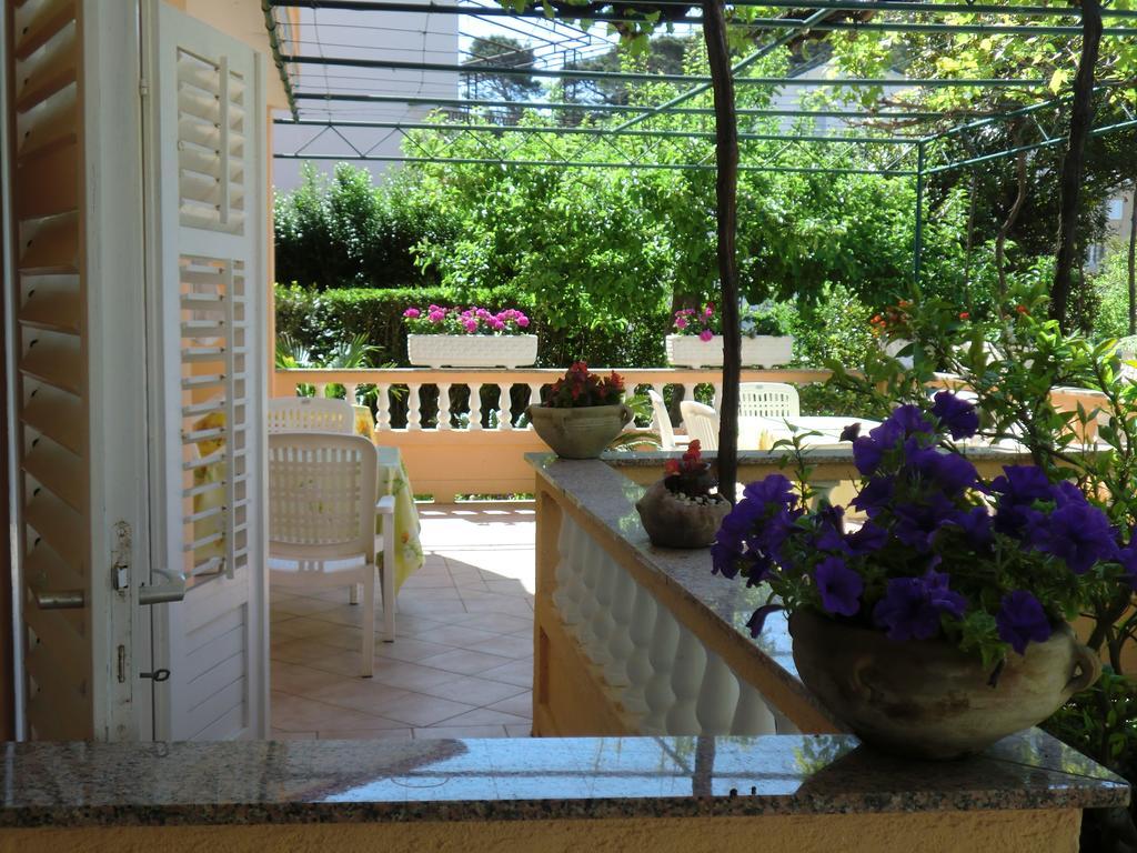 Guest House Sandra Rab Town Bagian luar foto