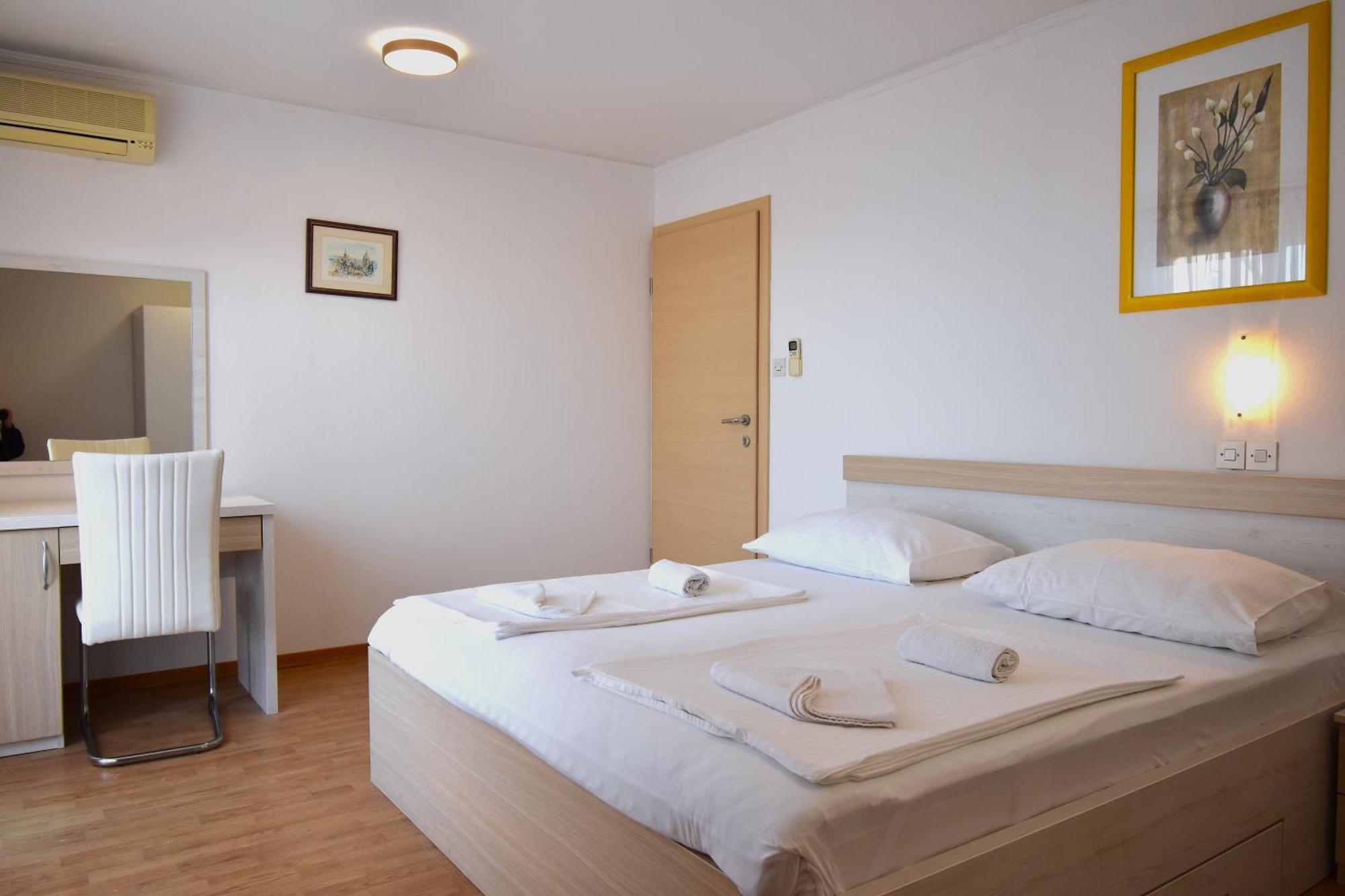 Guest House Sandra Rab Town Bagian luar foto