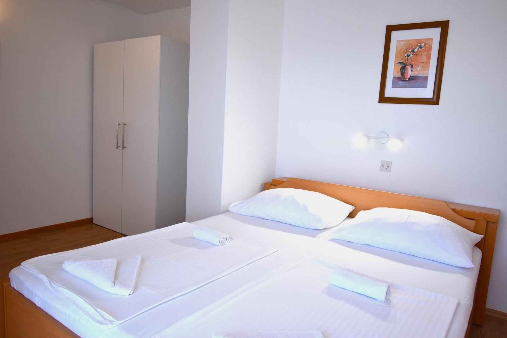 Guest House Sandra Rab Town Bagian luar foto