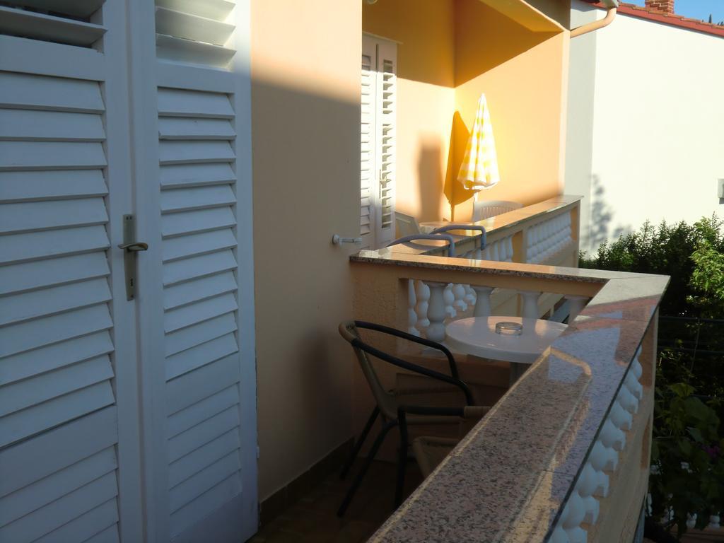 Guest House Sandra Rab Town Bagian luar foto