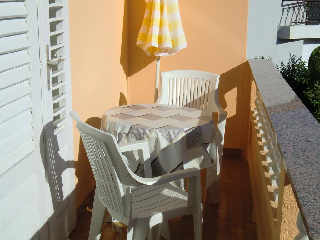 Guest House Sandra Rab Town Bagian luar foto