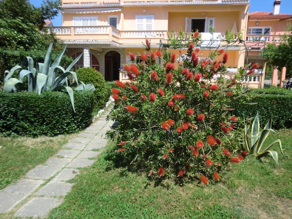 Guest House Sandra Rab Town Bagian luar foto