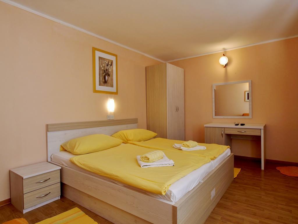 Guest House Sandra Rab Town Bagian luar foto