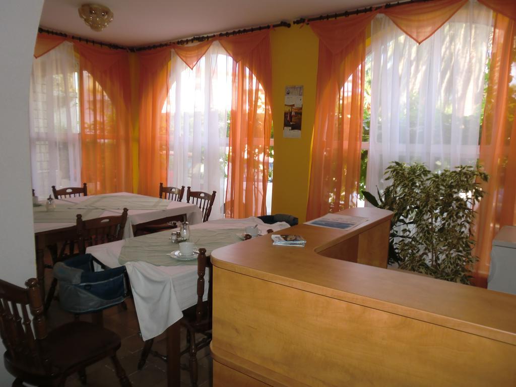 Guest House Sandra Rab Town Bagian luar foto