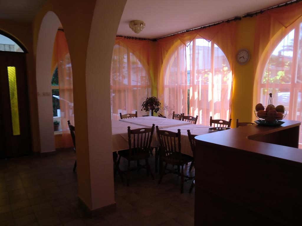 Guest House Sandra Rab Town Bagian luar foto