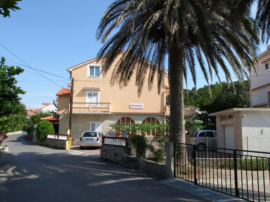 Guest House Sandra Rab Town Bagian luar foto