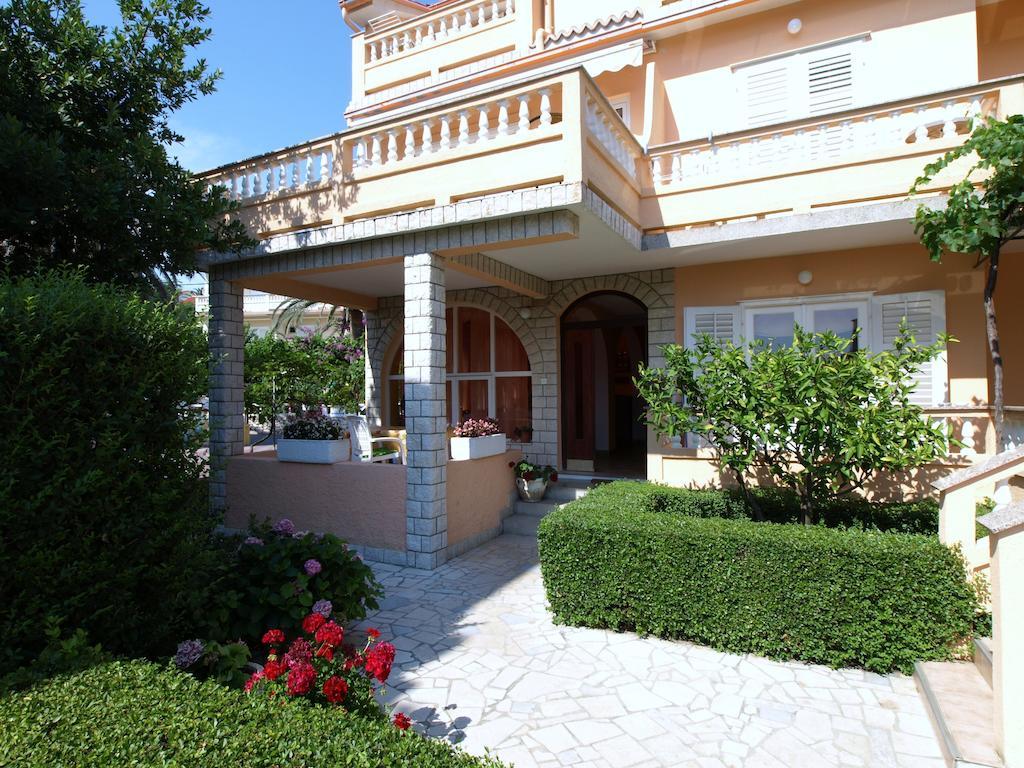 Guest House Sandra Rab Town Bagian luar foto