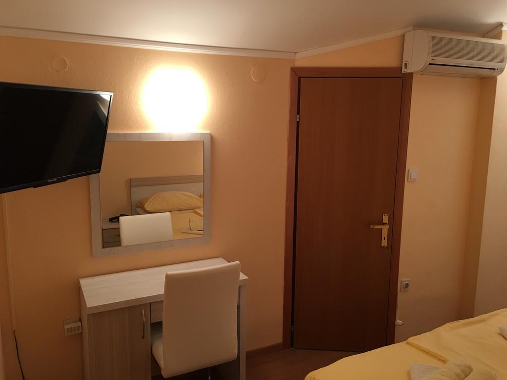Guest House Sandra Rab Town Bagian luar foto