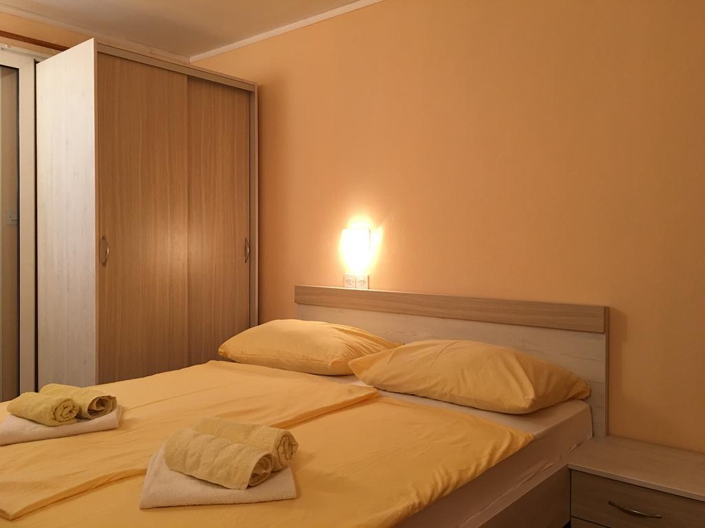 Guest House Sandra Rab Town Bagian luar foto
