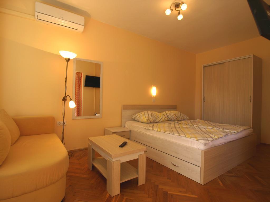 Guest House Sandra Rab Town Bagian luar foto