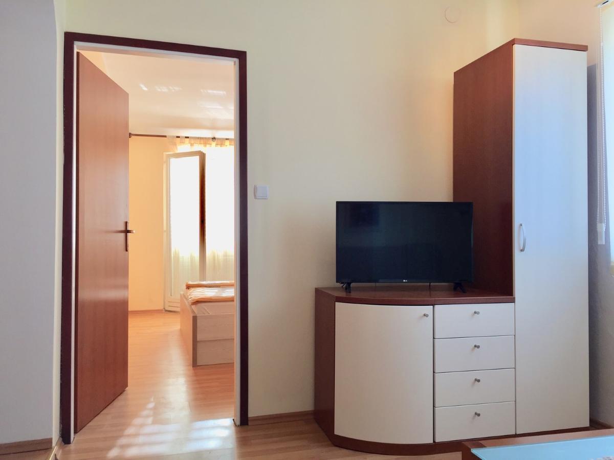 Guest House Sandra Rab Town Bagian luar foto