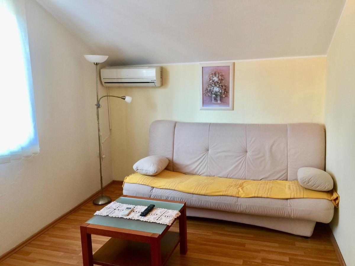 Guest House Sandra Rab Town Bagian luar foto