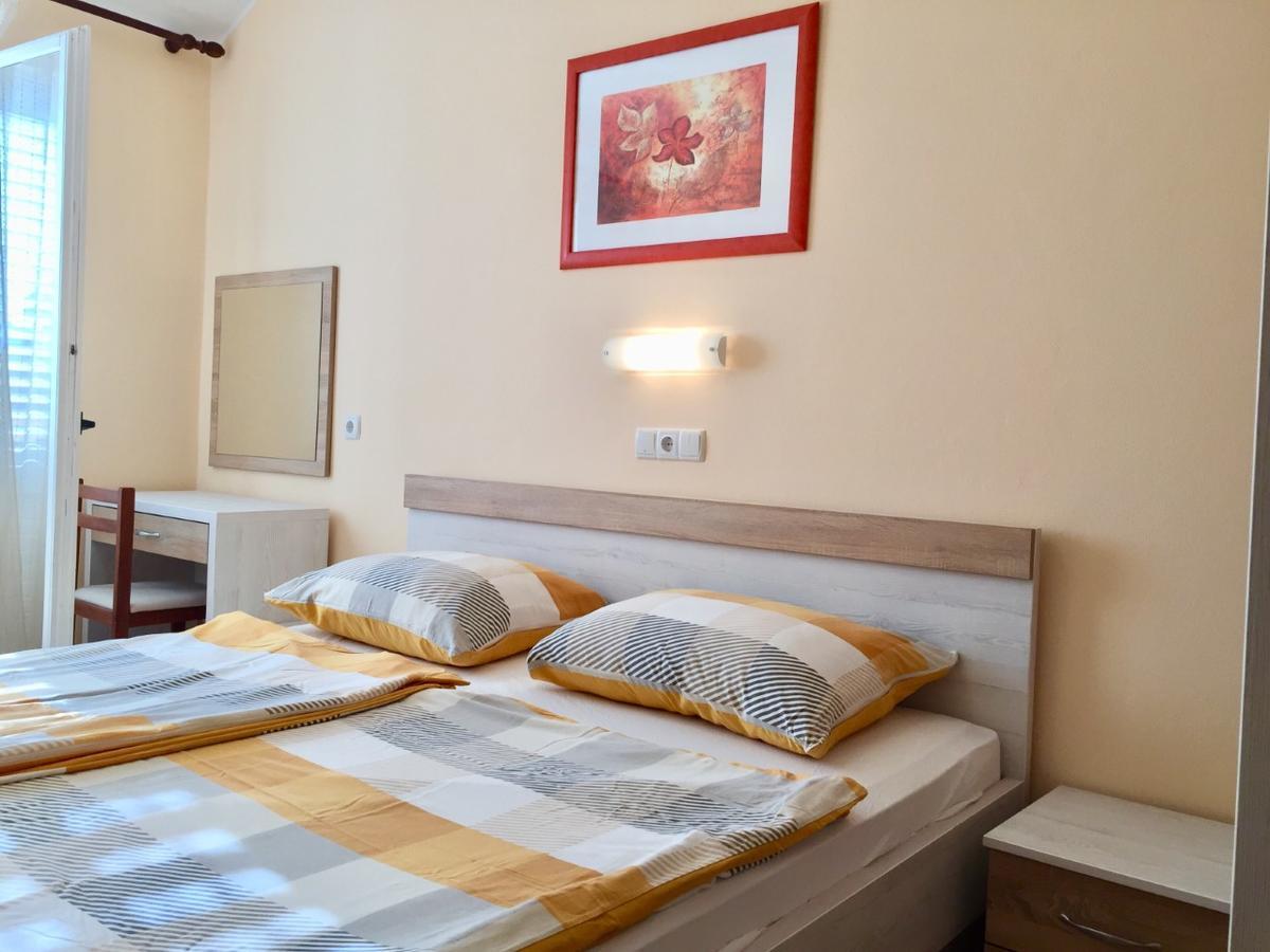 Guest House Sandra Rab Town Bagian luar foto