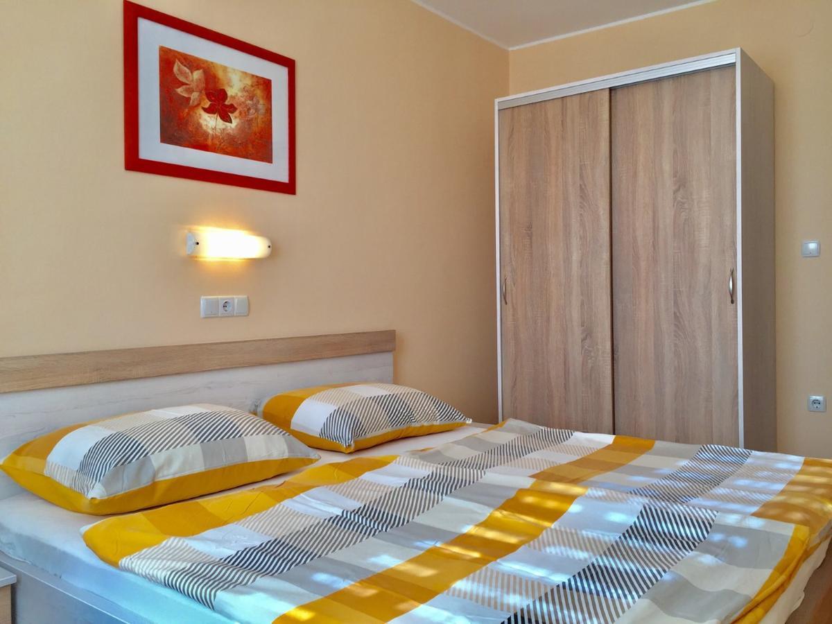 Guest House Sandra Rab Town Bagian luar foto