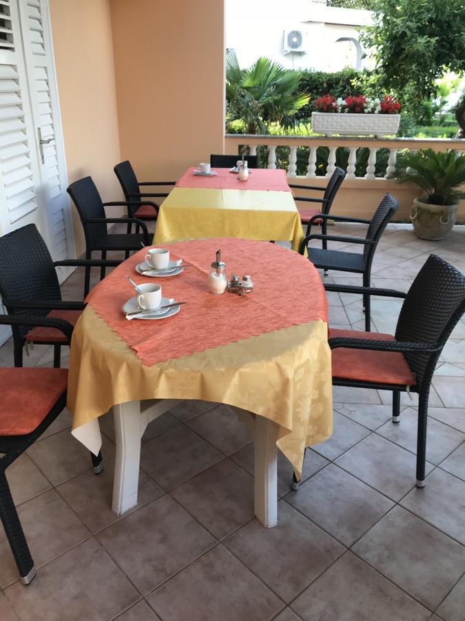 Guest House Sandra Rab Town Bagian luar foto