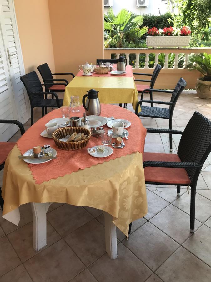 Guest House Sandra Rab Town Bagian luar foto