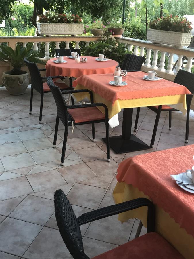 Guest House Sandra Rab Town Bagian luar foto